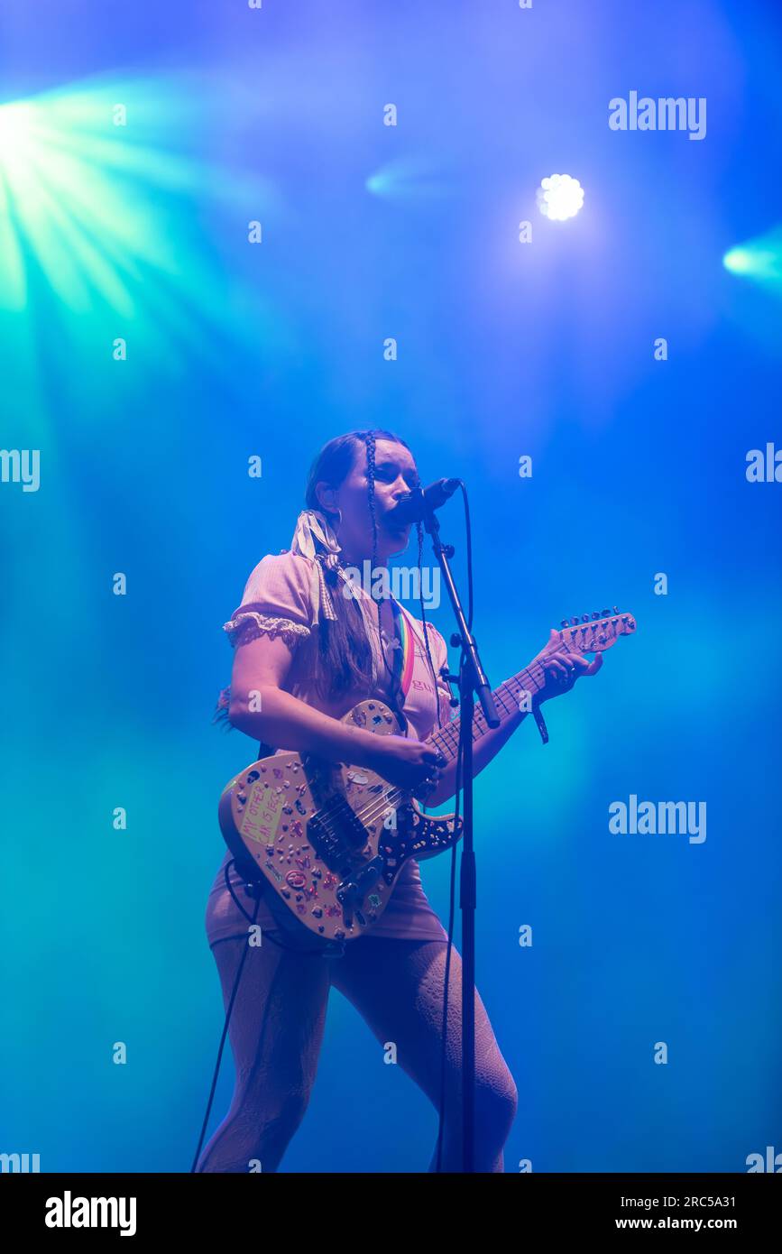 Rhian Teasdale della band indie rock britannica Wet Leg si esibisce dal vivo sul palco durante il Pohoda Festival 2023 all'aeroporto di Trencin. Il festival Pohoda è il più grande festival musicale estivo all'aperto della Slovacchia. Foto Stock