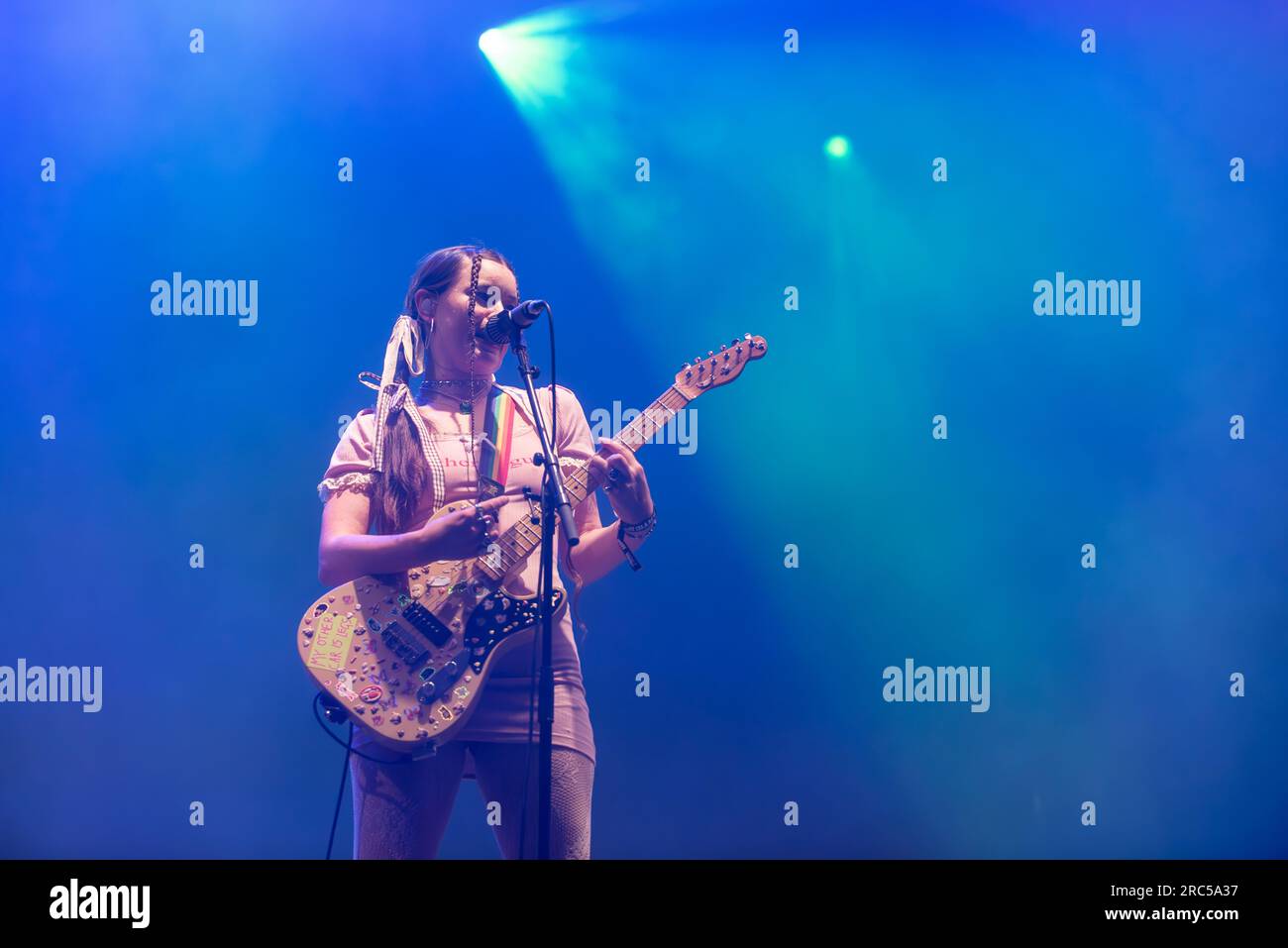 Rhian Teasdale della band indie rock britannica Wet Leg si esibisce dal vivo sul palco durante il Pohoda Festival 2023 all'aeroporto di Trencin. Il festival Pohoda è il più grande festival musicale estivo all'aperto della Slovacchia. Foto Stock