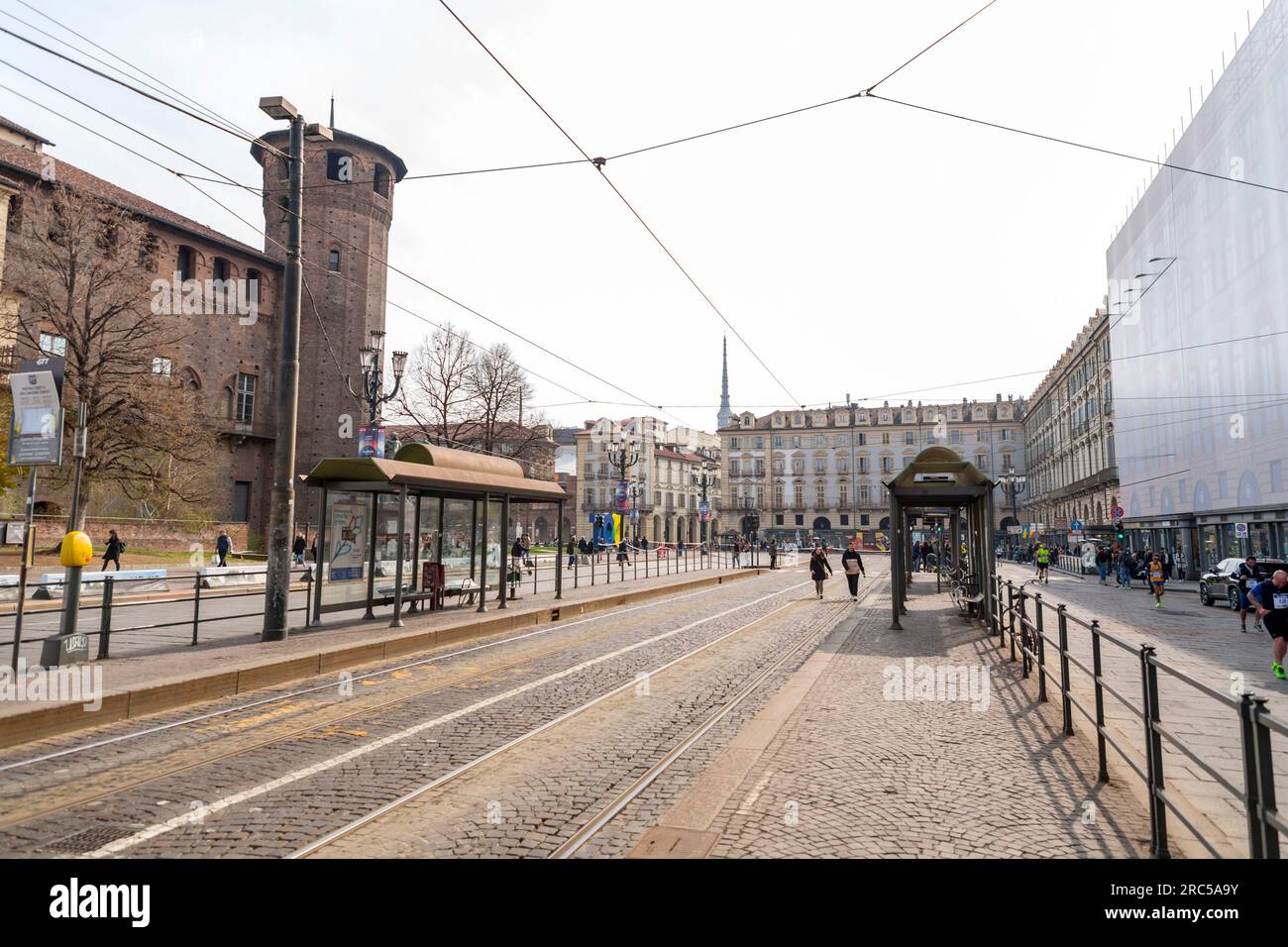 Torino, Italia - 27 marzo 2022: Piazza Castello è una piazza a Torino, Italia. E' fiancheggiato da musei, teatri e caffetterie. Foto Stock