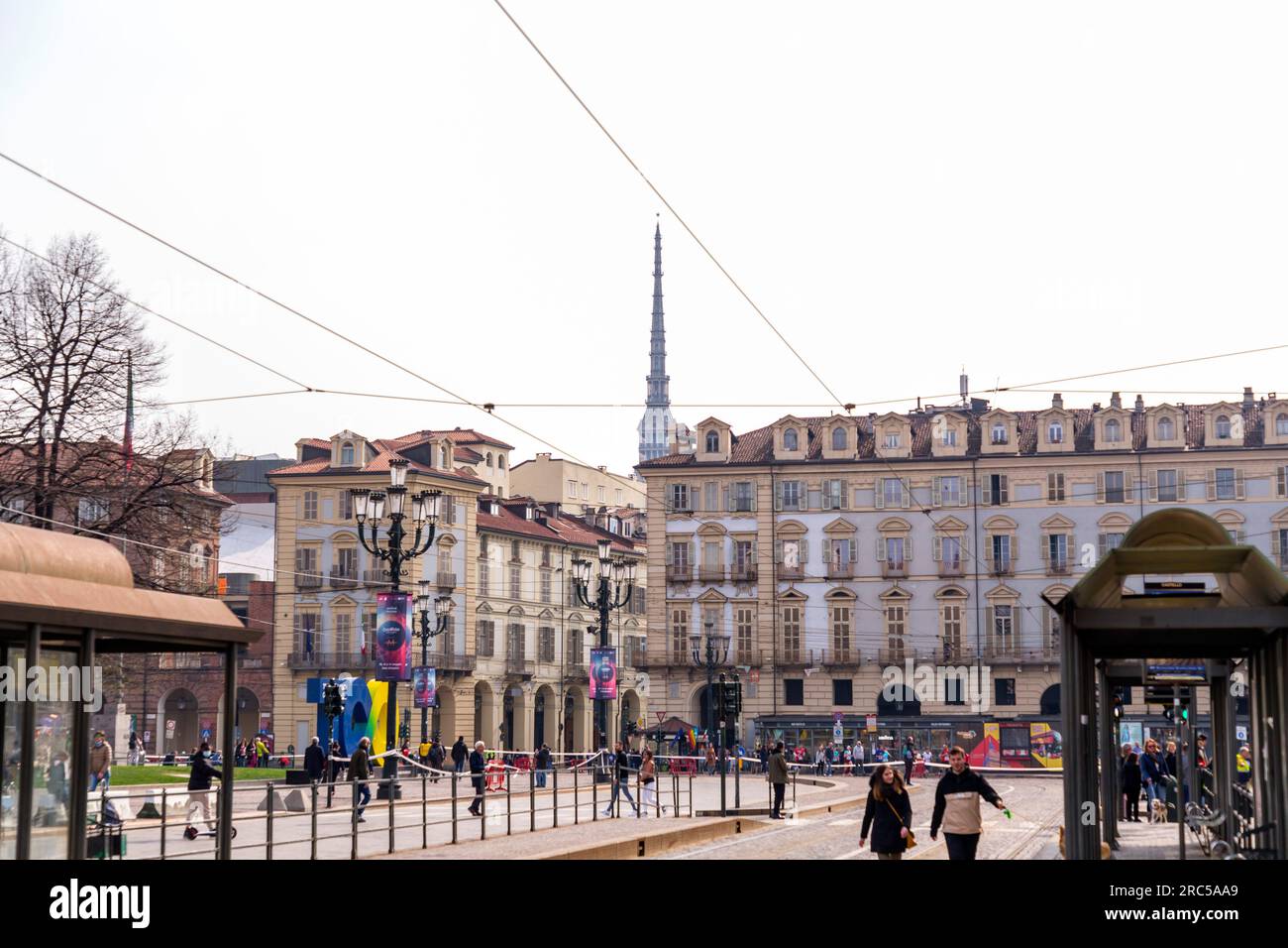 Torino, Italia - 27 marzo 2022: Piazza Castello è una piazza a Torino, Italia. E' fiancheggiato da musei, teatri e caffetterie. Foto Stock