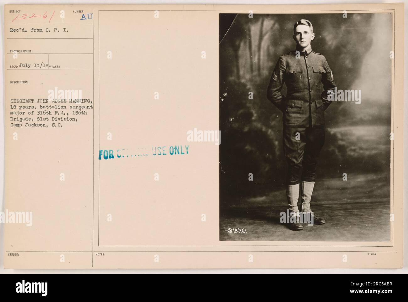 Il sergente John Adgee Manning, di 18 anni, viene fotografato nel suo ruolo di sergente di battaglione maggiore della 316th P. A., 156th Brigade, 81st Division, a Camp Jackson, S. C. la foto è stata scattata il 10 luglio 1918 e reca la descrizione ufficiale numero 13261. È stato ricevuto da C. P. I. fotografo per uso esclusivo da parte dei destinatari. Foto Stock