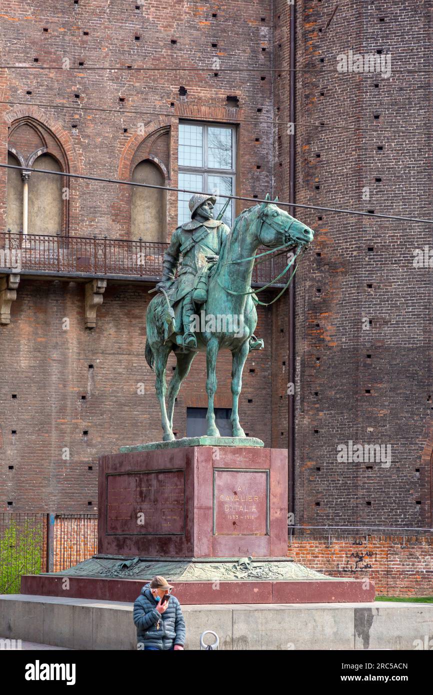 Torino, Italia - 27 marzo 2022: Piazza Castello è una piazza a Torino, Italia. E' fiancheggiato da musei, teatri e caffetterie. Foto Stock