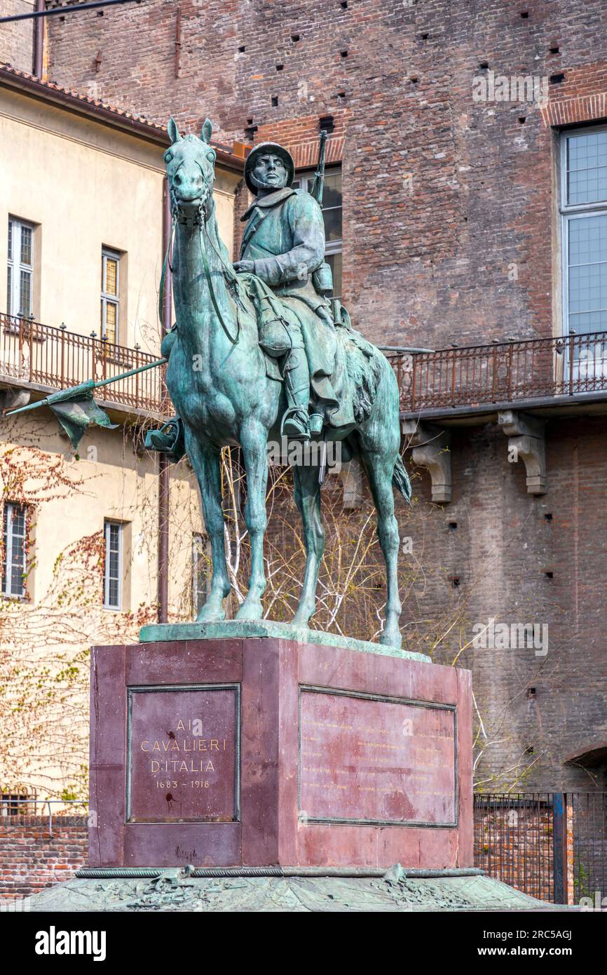 Torino, Italia - 27 marzo 2022: Piazza Castello è una piazza a Torino, Italia. E' fiancheggiato da musei, teatri e caffetterie. Foto Stock