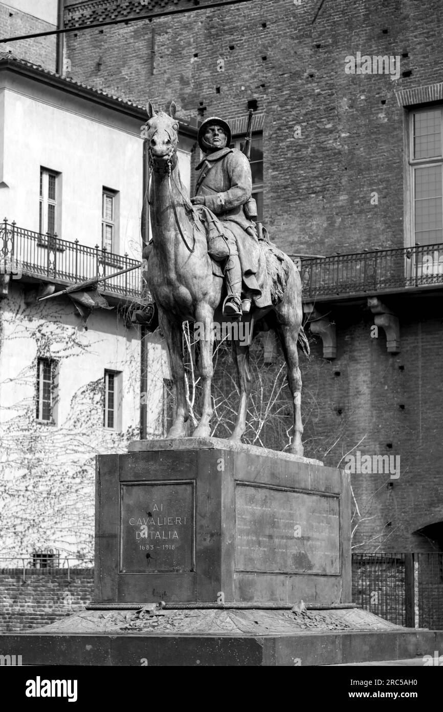 Torino, Italia - 27 marzo 2022: Piazza Castello è una piazza a Torino, Italia. E' fiancheggiato da musei, teatri e caffetterie. Foto Stock