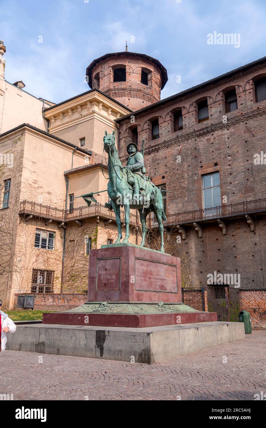 Torino, Italia - 27 marzo 2022: Piazza Castello è una piazza a Torino, Italia. E' fiancheggiato da musei, teatri e caffetterie. Foto Stock