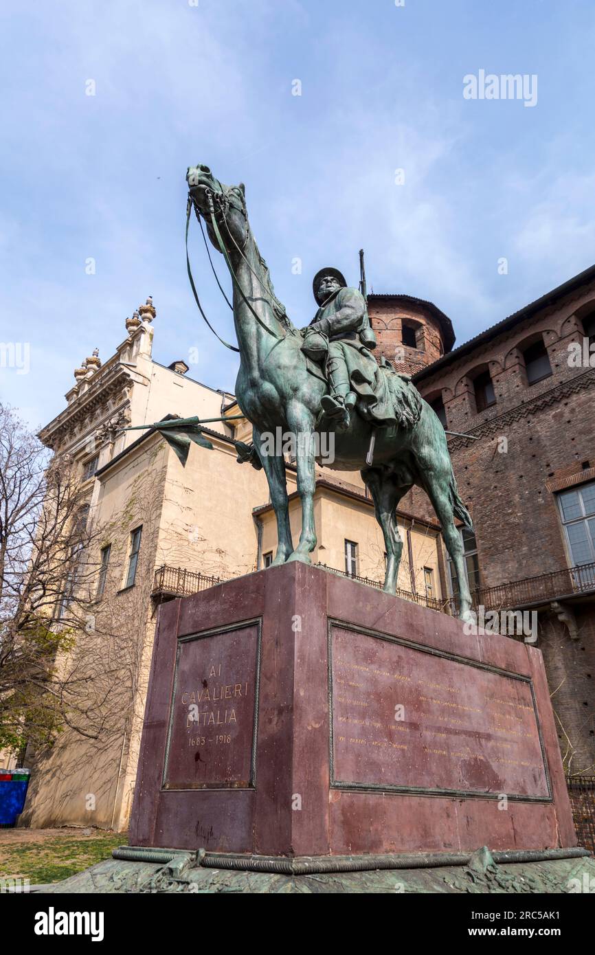 Torino, Italia - 27 marzo 2022: Piazza Castello è una piazza a Torino, Italia. E' fiancheggiato da musei, teatri e caffetterie. Foto Stock