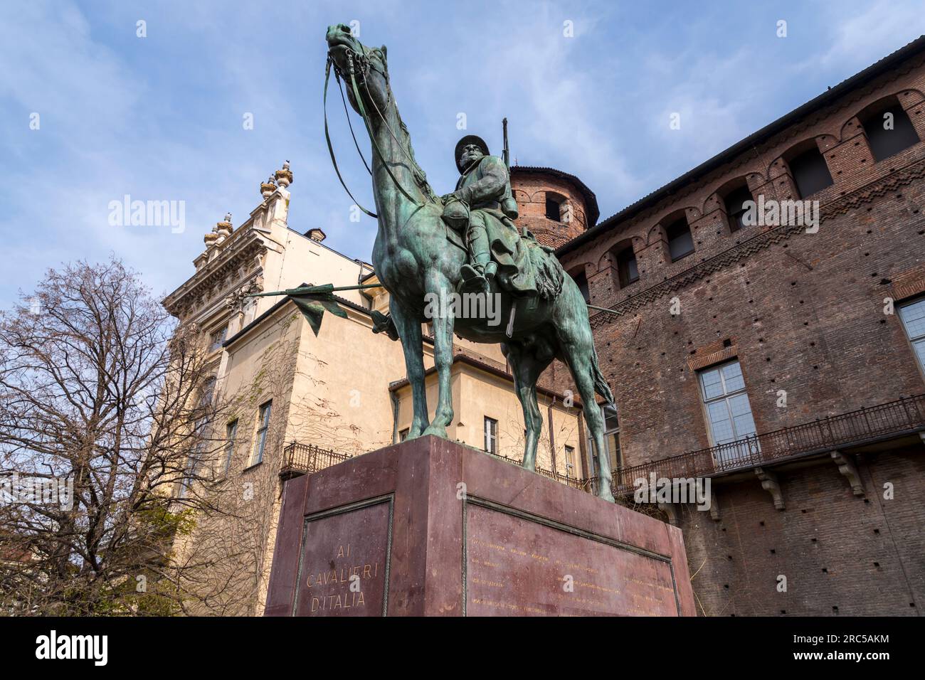 Torino, Italia - 27 marzo 2022: Piazza Castello è una piazza a Torino, Italia. E' fiancheggiato da musei, teatri e caffetterie. Foto Stock