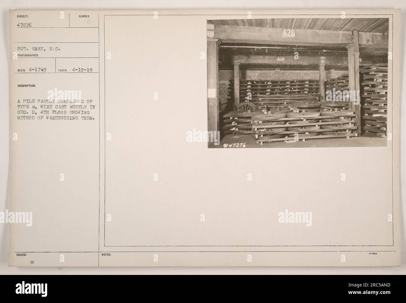 Una pila di ruote per carrelli metallici parzialmente completate di tipo M è visibile nella sezione D, 4° piano di un magazzino. Questa foto mostra il metodo di immagazzinamento di queste ruote. Scattato dal fotografo Reed il 10 aprile 1919. Note didascalia: Descrizione della foto numero 47276 428. Foto Stock