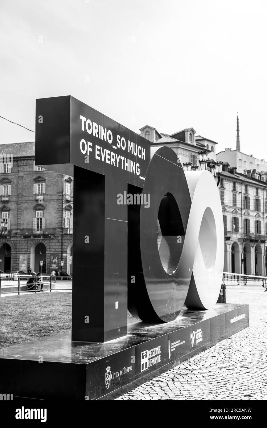 Torino, Italia - 27 marzo 2022: Statua simbolo della città di Torino in Piazza Castello a Torino. Foto Stock