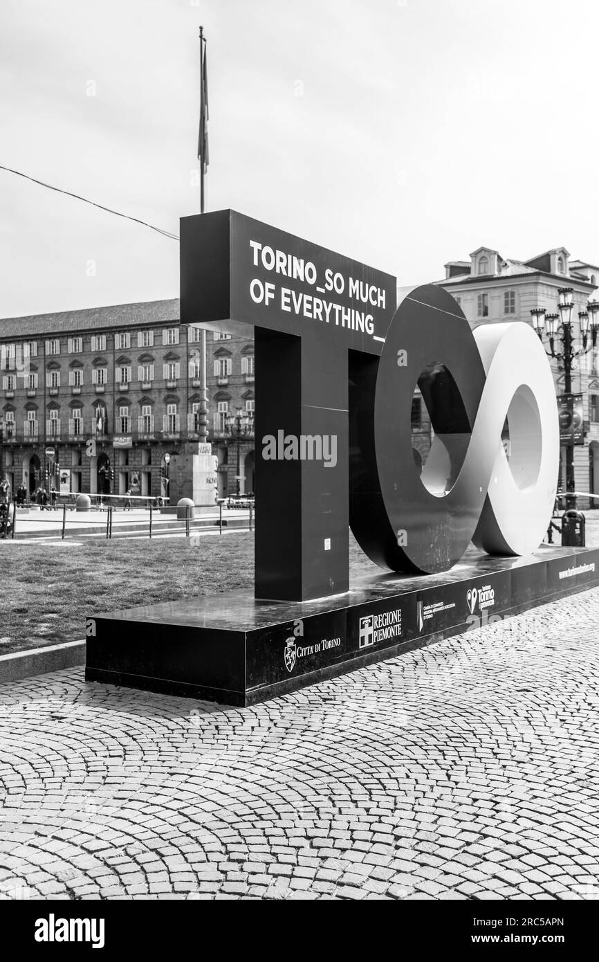 Torino, Italia - 27 marzo 2022: Statua simbolo della città di Torino in Piazza Castello a Torino. Foto Stock
