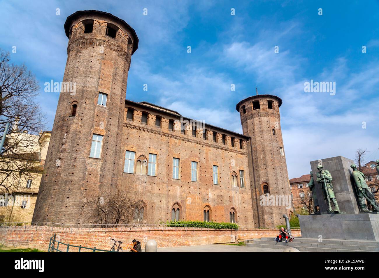 Torino, Italia - 27 marzo 2022: Piazza Castello è una piazza a Torino, Italia. E' fiancheggiato da musei, teatri e caffetterie. Foto Stock