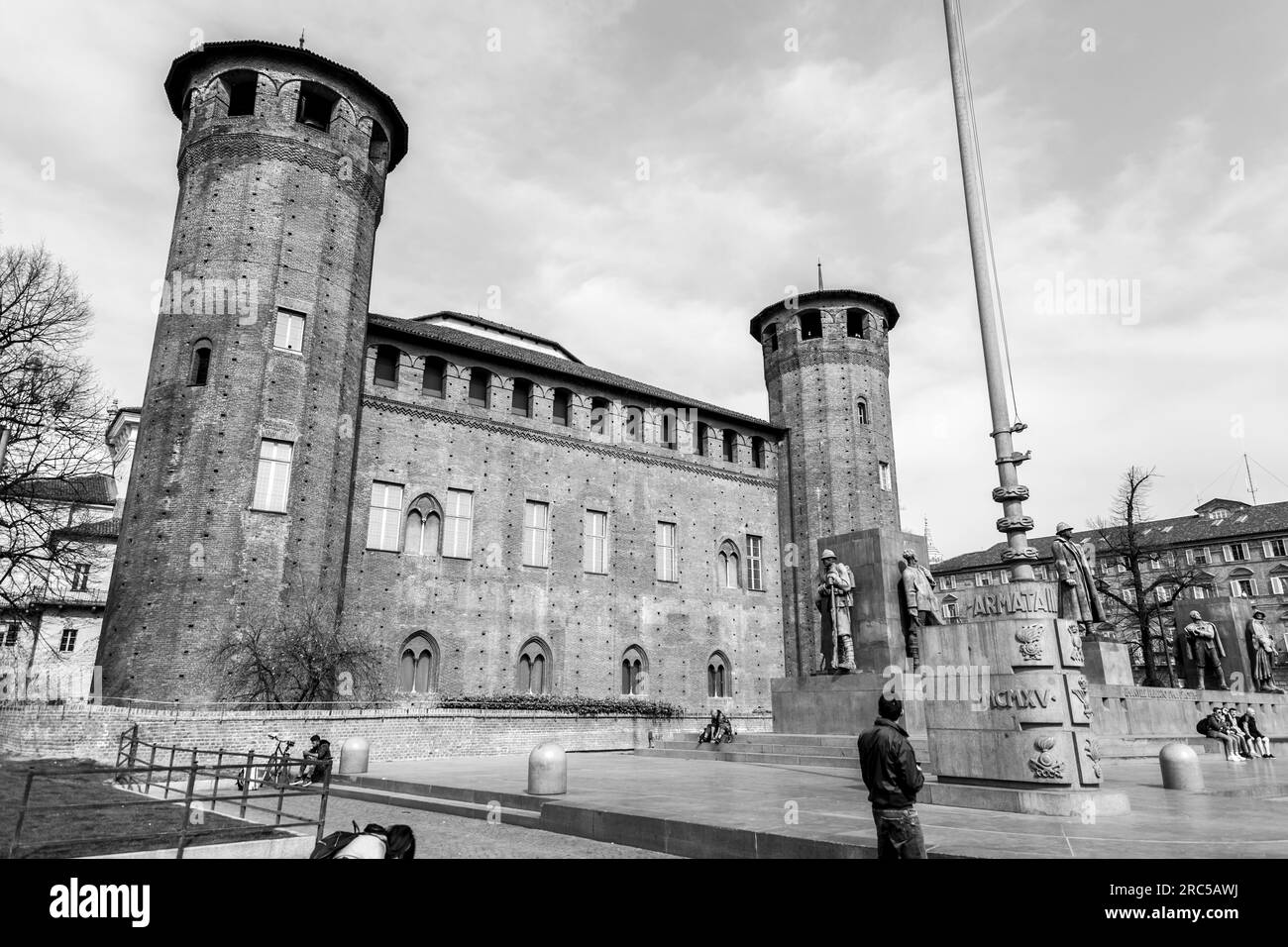 Torino, Italia - 27 marzo 2022: Piazza Castello è una piazza a Torino, Italia. E' fiancheggiato da musei, teatri e caffetterie. Foto Stock