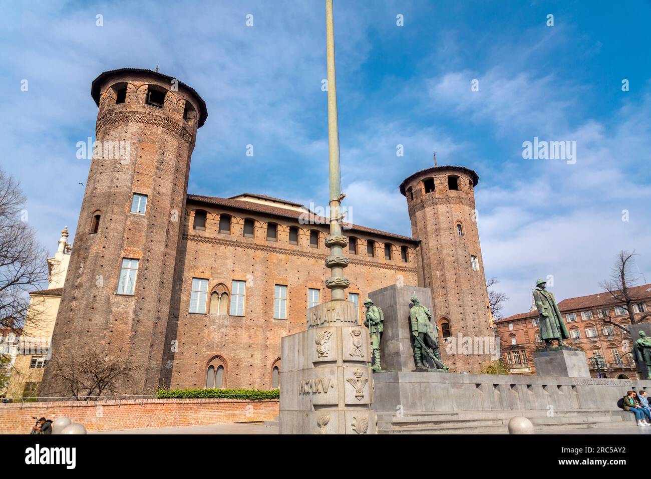 Torino, Italia - 27 marzo 2022: Piazza Castello è una piazza a Torino, Italia. E' fiancheggiato da musei, teatri e caffetterie. Foto Stock