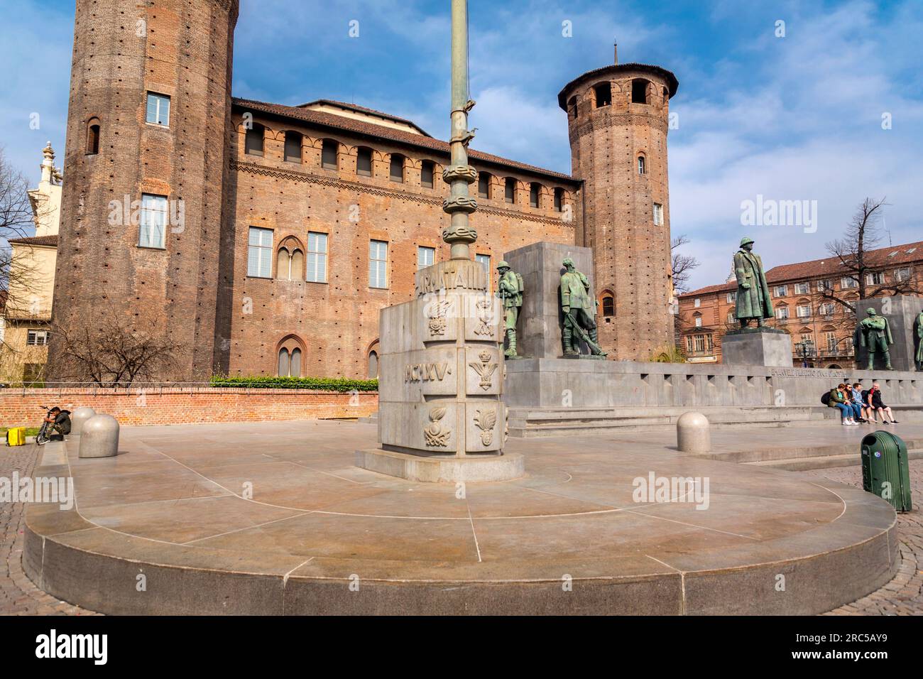 Torino, Italia - 27 marzo 2022: Piazza Castello è una piazza a Torino, Italia. E' fiancheggiato da musei, teatri e caffetterie. Foto Stock