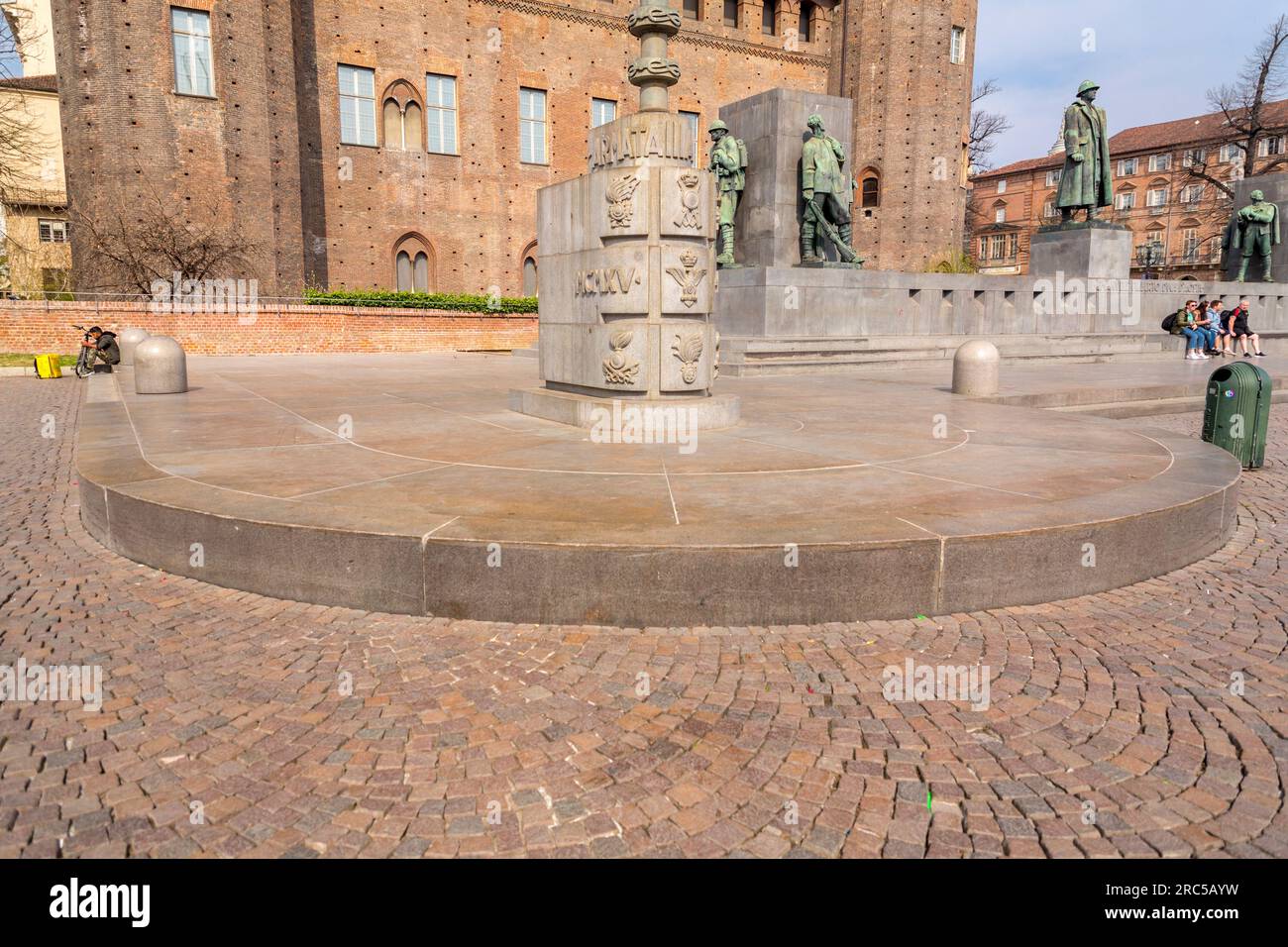 Torino, Italia - 27 marzo 2022: Piazza Castello è una piazza a Torino, Italia. E' fiancheggiato da musei, teatri e caffetterie. Foto Stock