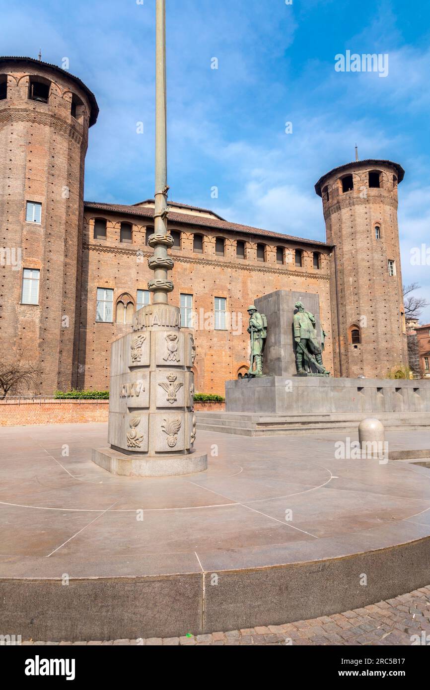 Torino, Italia - 27 marzo 2022: Piazza Castello è una piazza a Torino, Italia. E' fiancheggiato da musei, teatri e caffetterie. Foto Stock