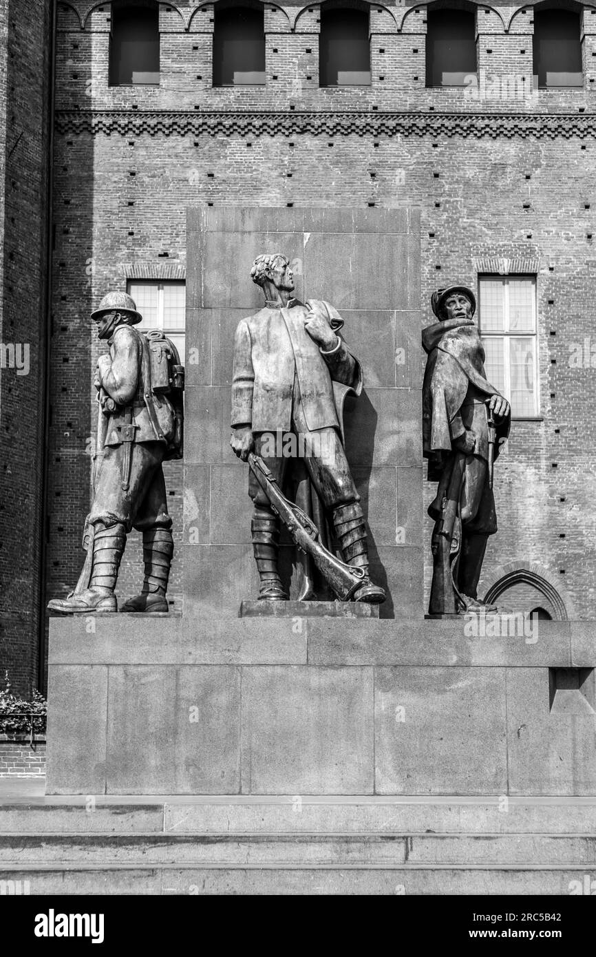 Torino, Italia - 27 marzo 2022: Piazza Castello è una piazza a Torino, Italia. E' fiancheggiato da musei, teatri e caffetterie. Foto Stock
