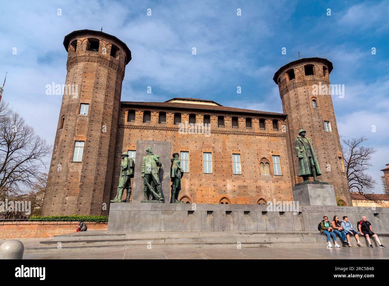 Torino, Italia - 27 marzo 2022: Piazza Castello è una piazza a Torino, Italia. E' fiancheggiato da musei, teatri e caffetterie. Foto Stock