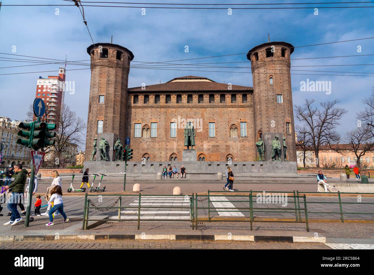 Torino, Italia - 27 marzo 2022: Piazza Castello è una piazza a Torino, Italia. E' fiancheggiato da musei, teatri e caffetterie. Foto Stock