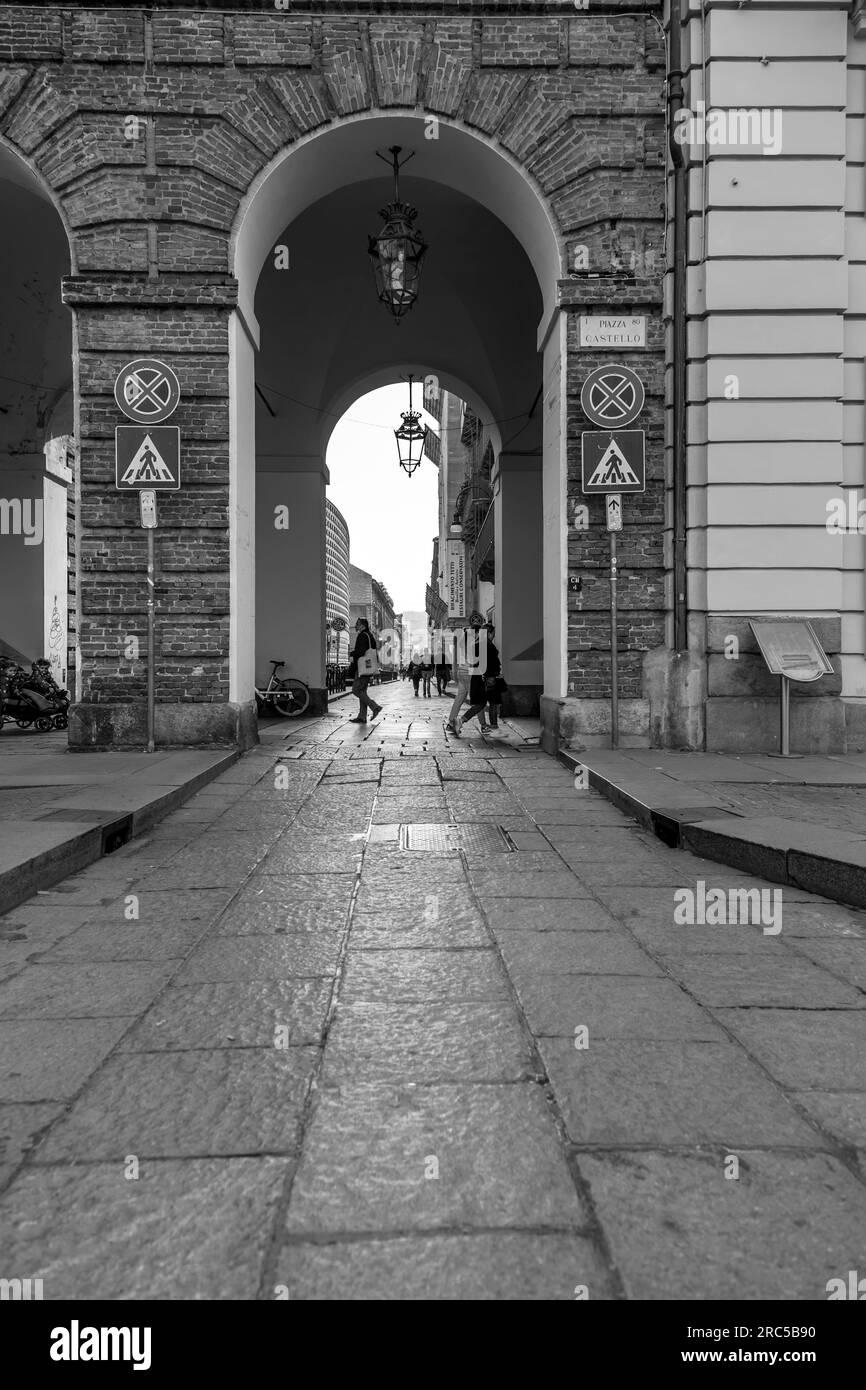 Torino, Italia - 27 marzo 2022: Tipica architettura italiana e vista stradale a Torino, Piemonte, Italia. Foto Stock