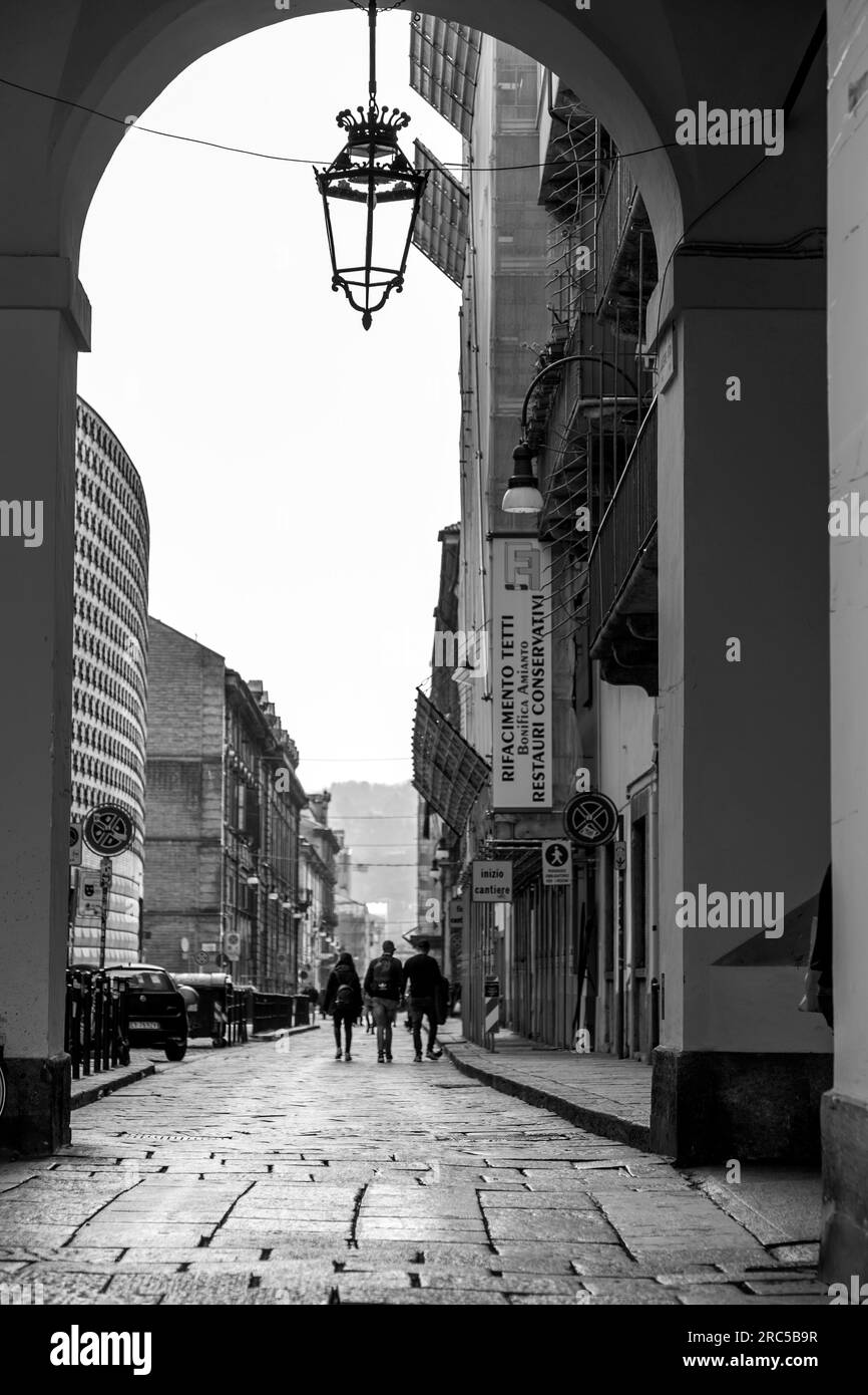 Torino, Italia - 27 marzo 2022: Tipica architettura italiana e vista stradale a Torino, Piemonte, Italia. Foto Stock