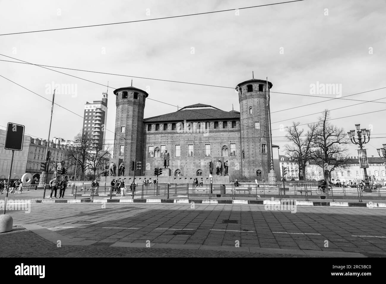 Torino, Italia - 27 marzo 2022: Piazza Castello è una piazza a Torino, Italia. E' fiancheggiato da musei, teatri e caffetterie. Foto Stock