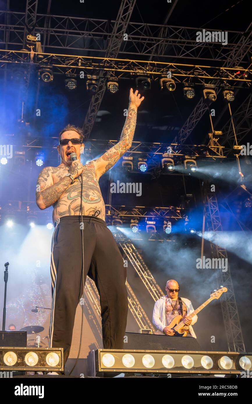 Trencin, Slovacchia. 7 luglio 2023. Il cantante Sebastian Murphy della band punk svedese Viagra Boys si esibisce dal vivo sul palco durante il Pohoda Festival 2023 all'aeroporto di Trencin. Il festival Pohoda è il più grande festival musicale estivo all'aperto della Slovacchia. (Foto di Tomas Tkacik/SOPA Images/Sipa USA) credito: SIPA USA/Alamy Live News Foto Stock