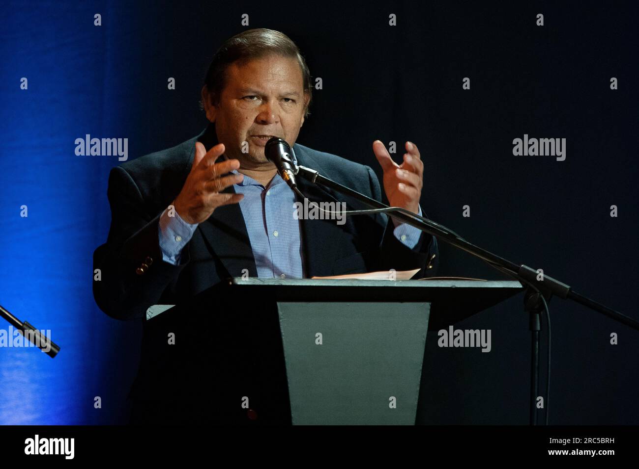 Caracas, Venezuela. 12 luglio 2023. Andres Velazquez del partito di opposizione la causa Radical (LCR) interviene durante un dibattito all'Università Cattolica Andres bello (UCAB). Le elezioni primarie del 22 ottobre decideranno quale candidato si candiderà contro l'attuale capo di Stato Maduro. Credito: Pedro Rances Mattey/dpa/Alamy Live News Foto Stock