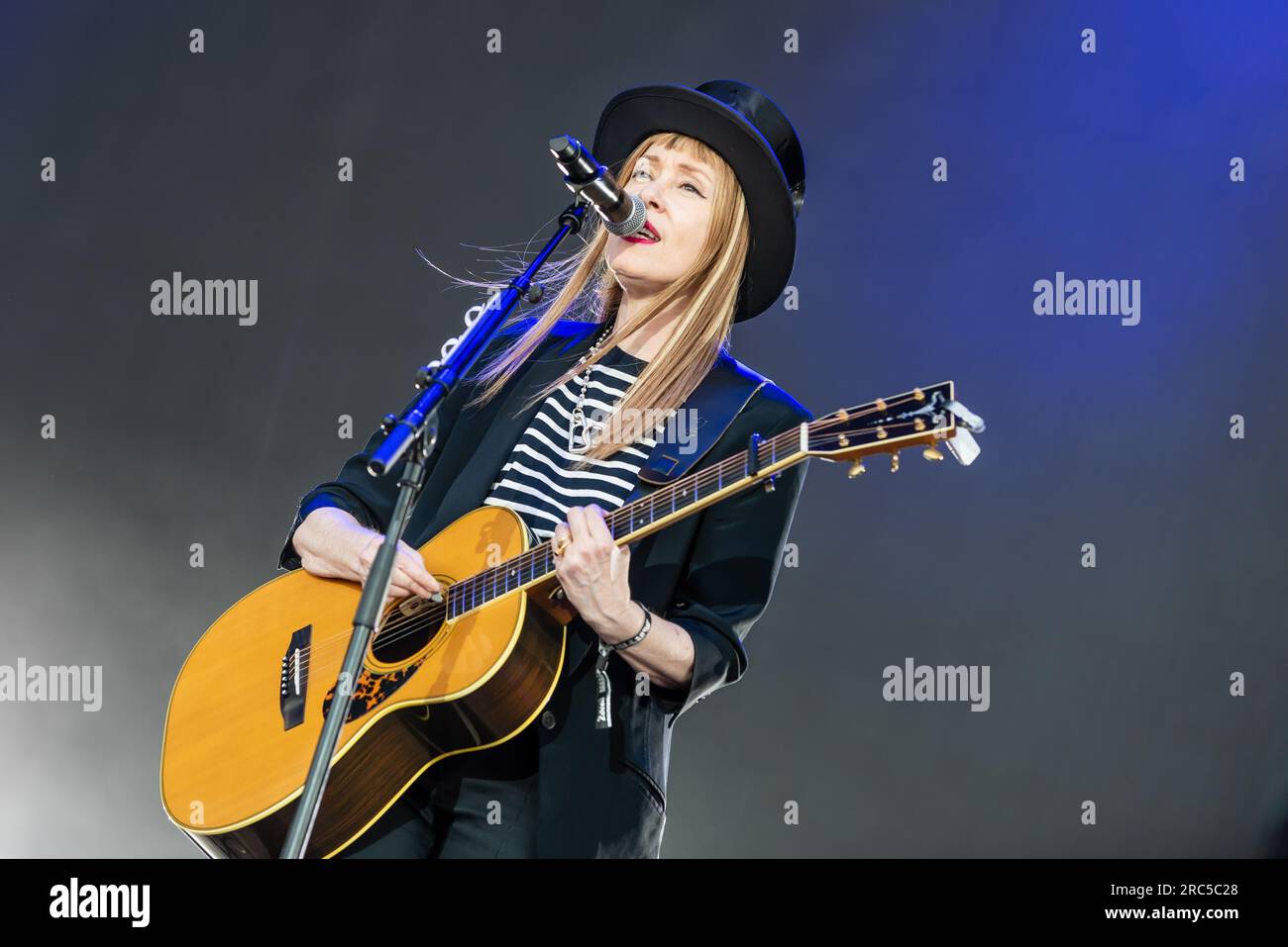 Trencin, Slovacchia. 7 luglio 2023. Suzanne Vega, cantante e cantautrice americana, si esibisce dal vivo sul palco durante il Pohoda Festival 2023 all'aeroporto di Trencin. Il festival Pohoda è il più grande festival musicale estivo all'aperto della Slovacchia. (Foto di Tomas Tkacik/SOPA Images/Sipa USA) credito: SIPA USA/Alamy Live News Foto Stock