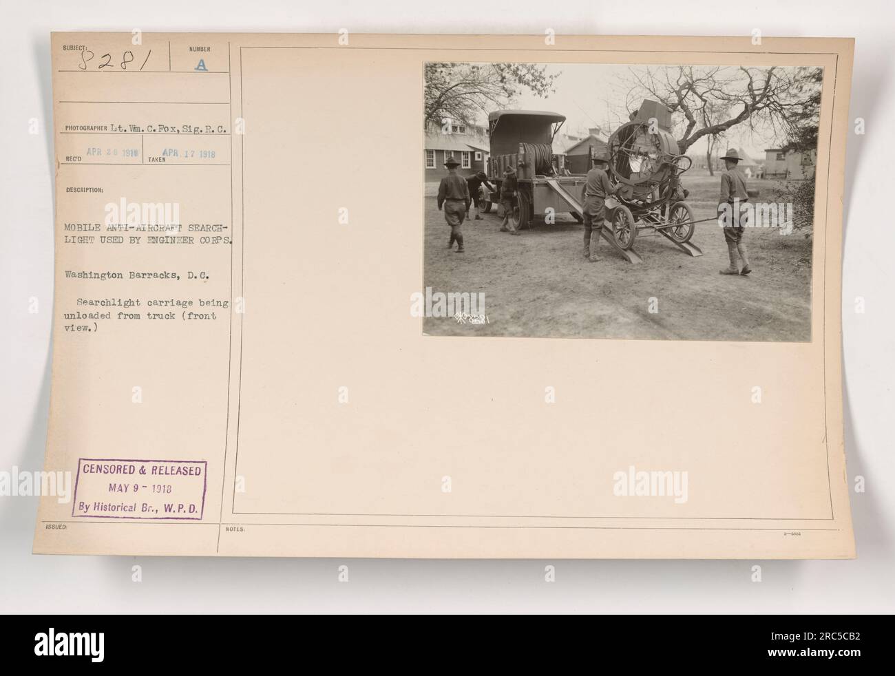 Una carrozza mobile anti-aerea di ricerca è stata scaricata da un camion a Washington Barracks, D.C. nell'aprile 1918. La foto è stata scattata dal tenente Van C. Fox, Signal Corps. Questa immagine è stata censurata e pubblicata dalla Historical Branch of the War Plans Division il 9 maggio 1918. Foto Stock