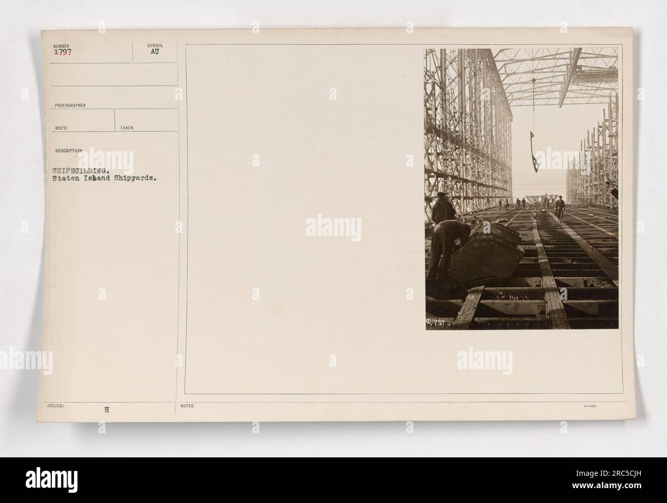 Lavoratori dei cantieri navali di Staten Island durante la prima guerra mondiale. La fotografia cattura un momento di attività di costruzione navale. L'immagine illustra il contributo significativo delle attività militari americane nella costruzione di navi per lo sforzo bellico. Foto Stock