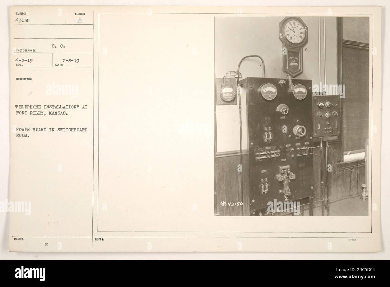 Quadro elettrico nella sala centralino di un'installazione telefonica a Fort Riley, Kansas, durante la prima guerra mondiale Questa fotografia fa parte di una collezione che documenta le attività militari americane durante la guerra. Foto Stock