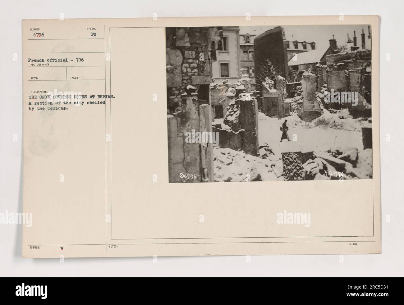 Rovine innevate di Reims, Francia, dopo essere state bombardate dai tedeschi. Questa immagine mostra la distruzione causata durante la prima guerra mondiale. La città di Reims è stata pesantemente danneggiata e questa fotografia cattura una parte della città in rovina. Informazioni fotografiche: 111-SC-6796, ufficiale francese 776, il fotografo Reco ha pubblicato prende la descrizione. Foto Stock