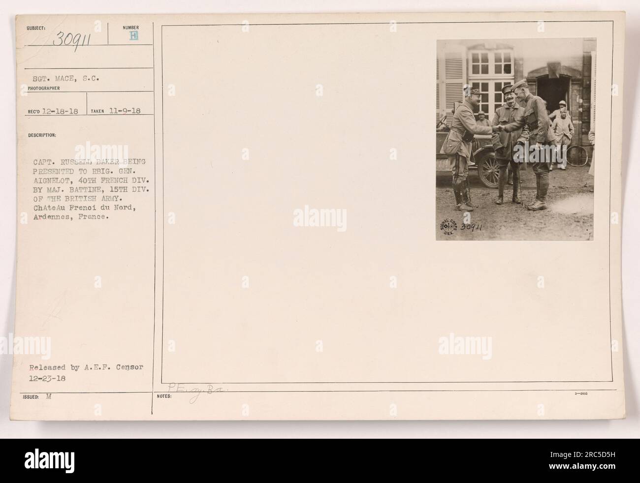 Didascalia: Il capitano Russell Baker viene presentato al generale di brigata Aignelot della 40th French Division dal Major Battine della 15th Division dell'esercito britannico. L'evento si è svolto all'Château Frenoi du Nord nelle Ardenne, in Francia durante la prima guerra mondiale Fotografia scattata il 9 novembre 1918. Foto Stock
