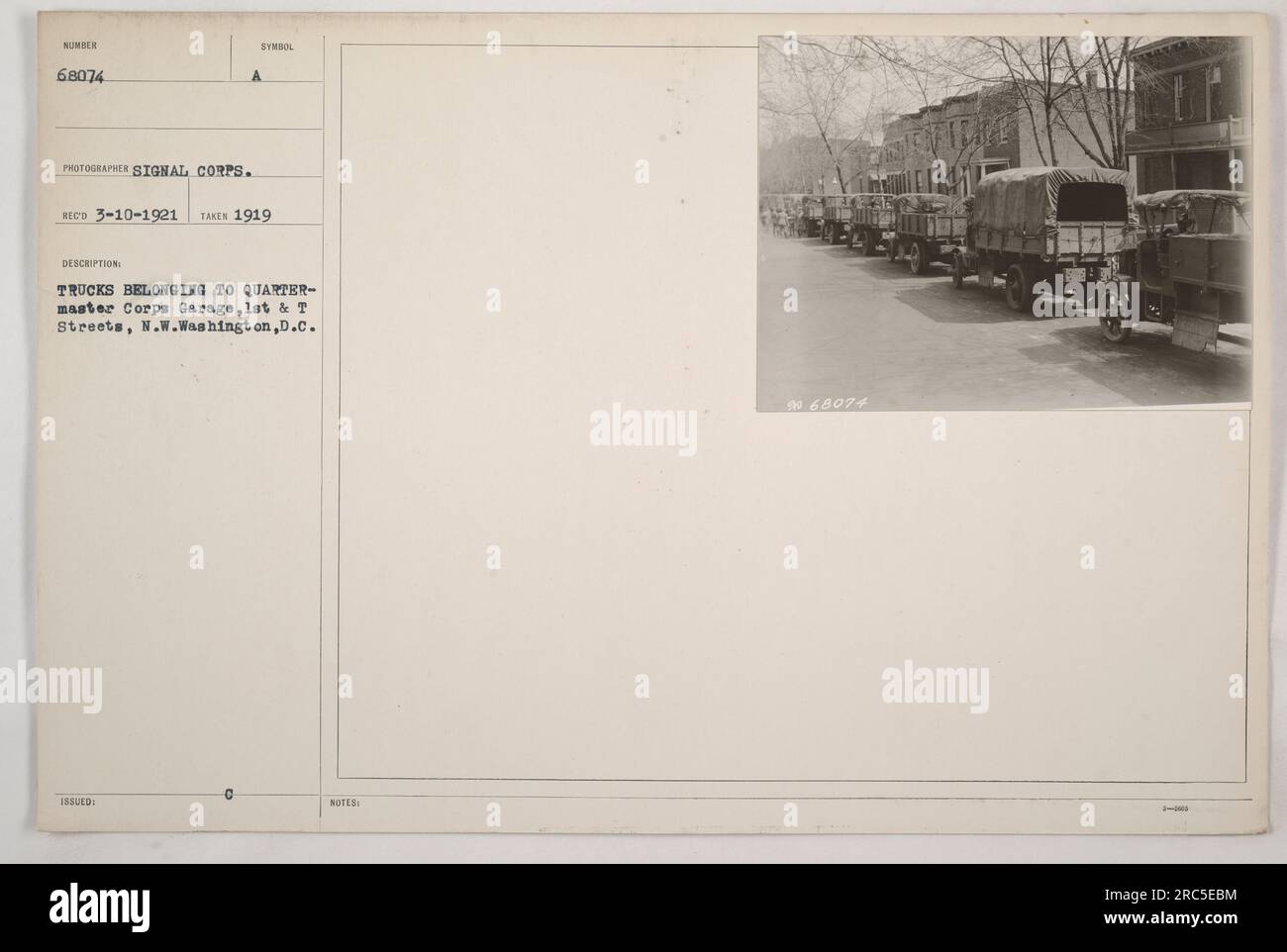 Camion parcheggiati fuori dal Quartermaster Corps Garage in 1st & T Street, N.W., Washington, D.C. La fotografia è stata scattata nel 1919 e fa parte della collezione delle fotografie delle attività militari americane durante la prima guerra mondiale. L'immagine mostra diversi camion di proprietà del Quartermaster Corps Garage. Foto Stock