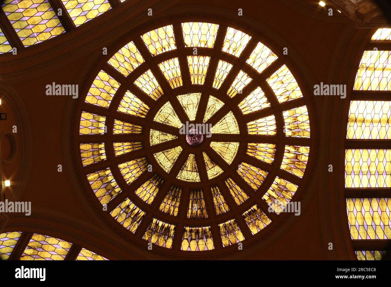 Galleria Vittorio Emamuel III, Messina, edificio storico in stile Liberty a forma di Y con tetto a volta, decorato con vetrate colorate, aprile 2023. Foto Stock