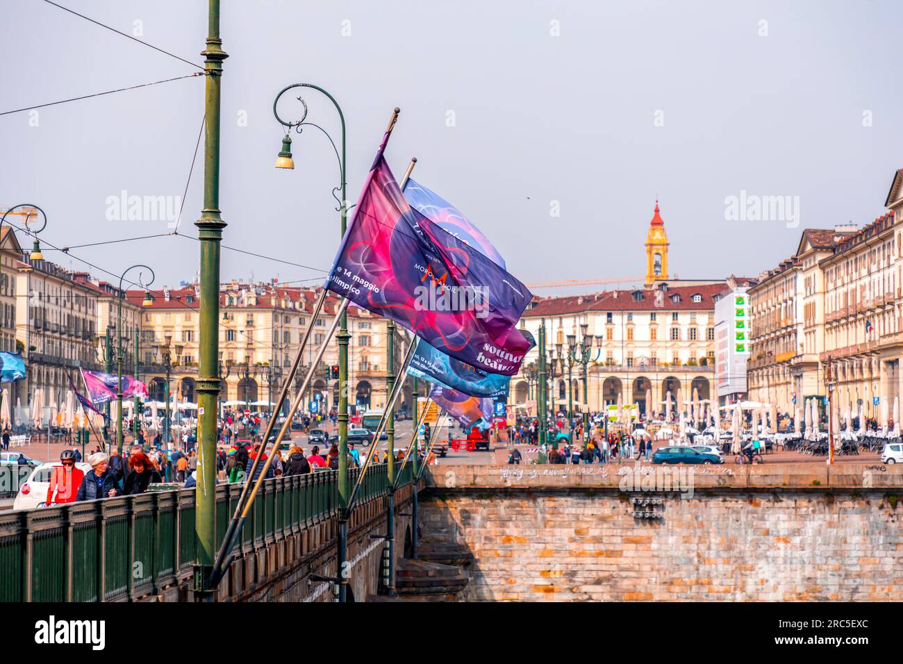 Torino, Italia - 27 marzo 2022: Bandiere pubblicitarie ufficiali dell'Eurovision Song Contest 2022 sul ponte Re Umberto i sul po a Torino, Italia. Foto Stock
