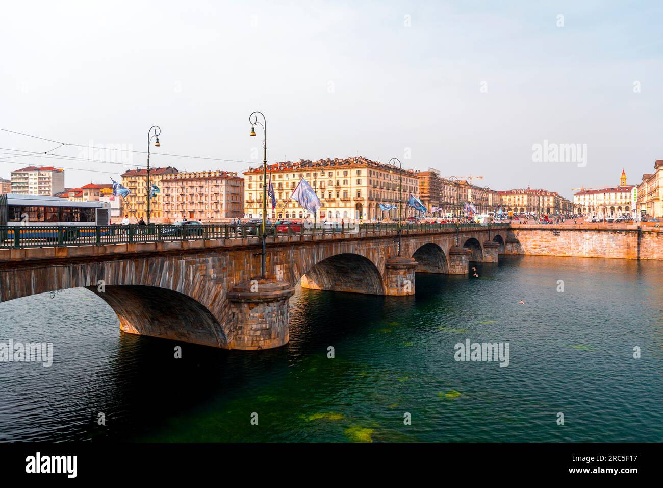 Torino, Italia - 27 marzo 2022: Il ponte di Re Umberto i è un ponte sul po a Torino, che collega corso Vittorio Emanuele II a corso Monc Foto Stock