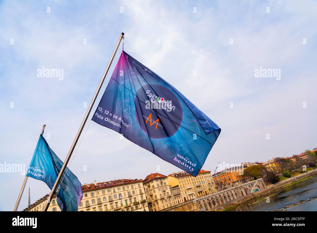 Torino, Italia - 27 marzo 2022: Bandiere pubblicitarie ufficiali dell'Eurovision Song Contest 2022 sul ponte Re Umberto i sul po a Torino, Italia. Foto Stock