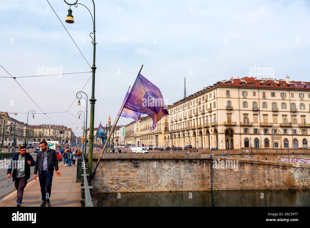 Torino, Italia - 27 marzo 2022: Bandiere pubblicitarie ufficiali dell'Eurovision Song Contest 2022 sul ponte Re Umberto i sul po a Torino, Italia. Foto Stock