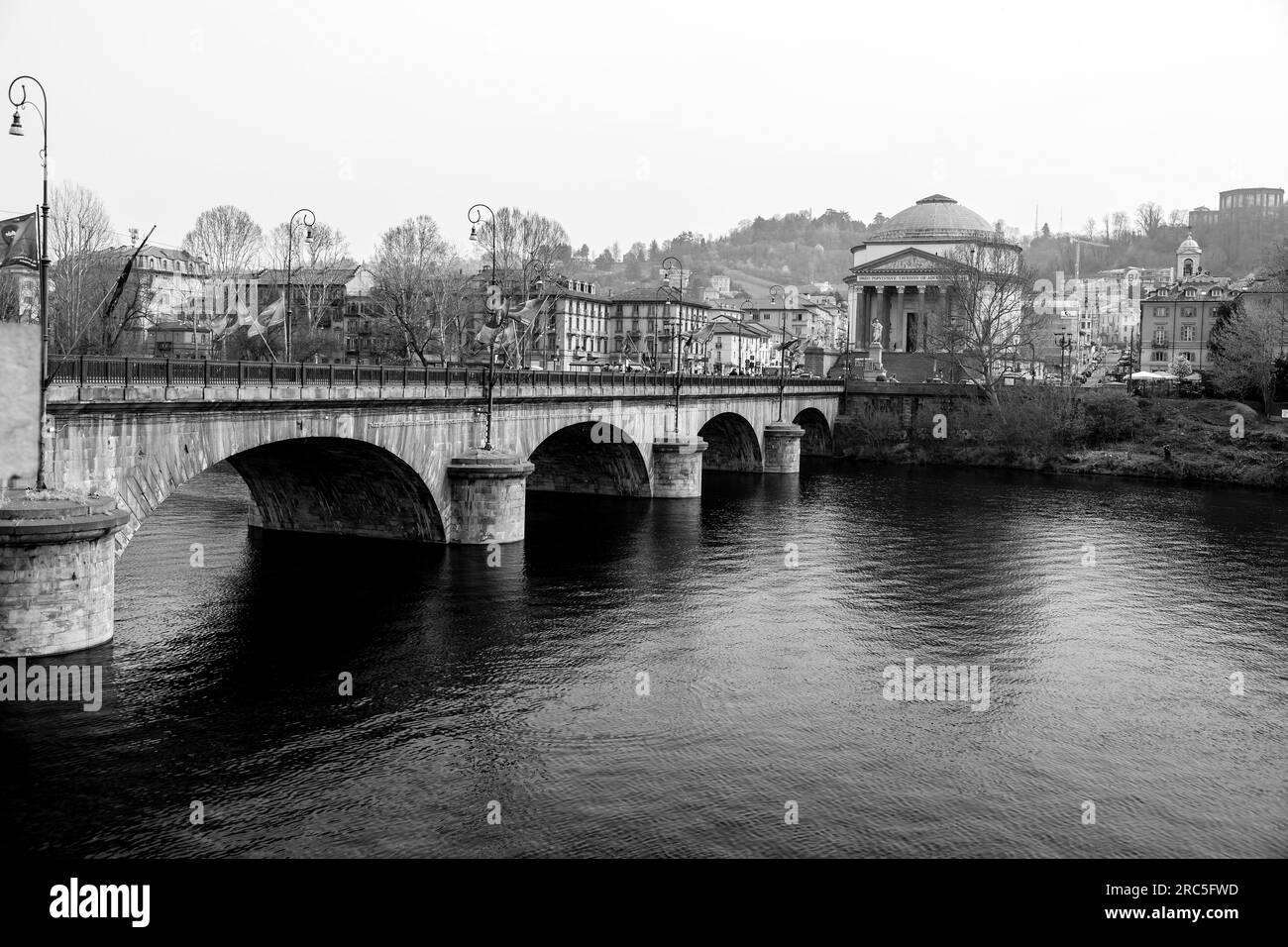 Torino, Italia - 27 marzo 2022: Il ponte di Re Umberto i è un ponte sul po a Torino, che collega corso Vittorio Emanuele II a corso Monc Foto Stock