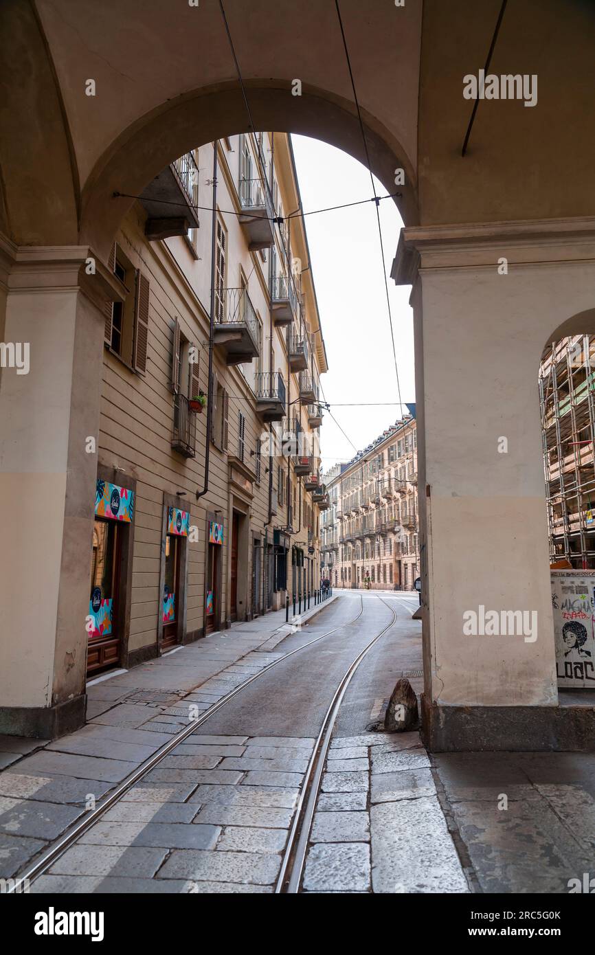 Torino, Italia - 27 marzo 2022: Street view e architettura in via po, una strada centrale a Torino, capitale del Piemonte. Foto Stock