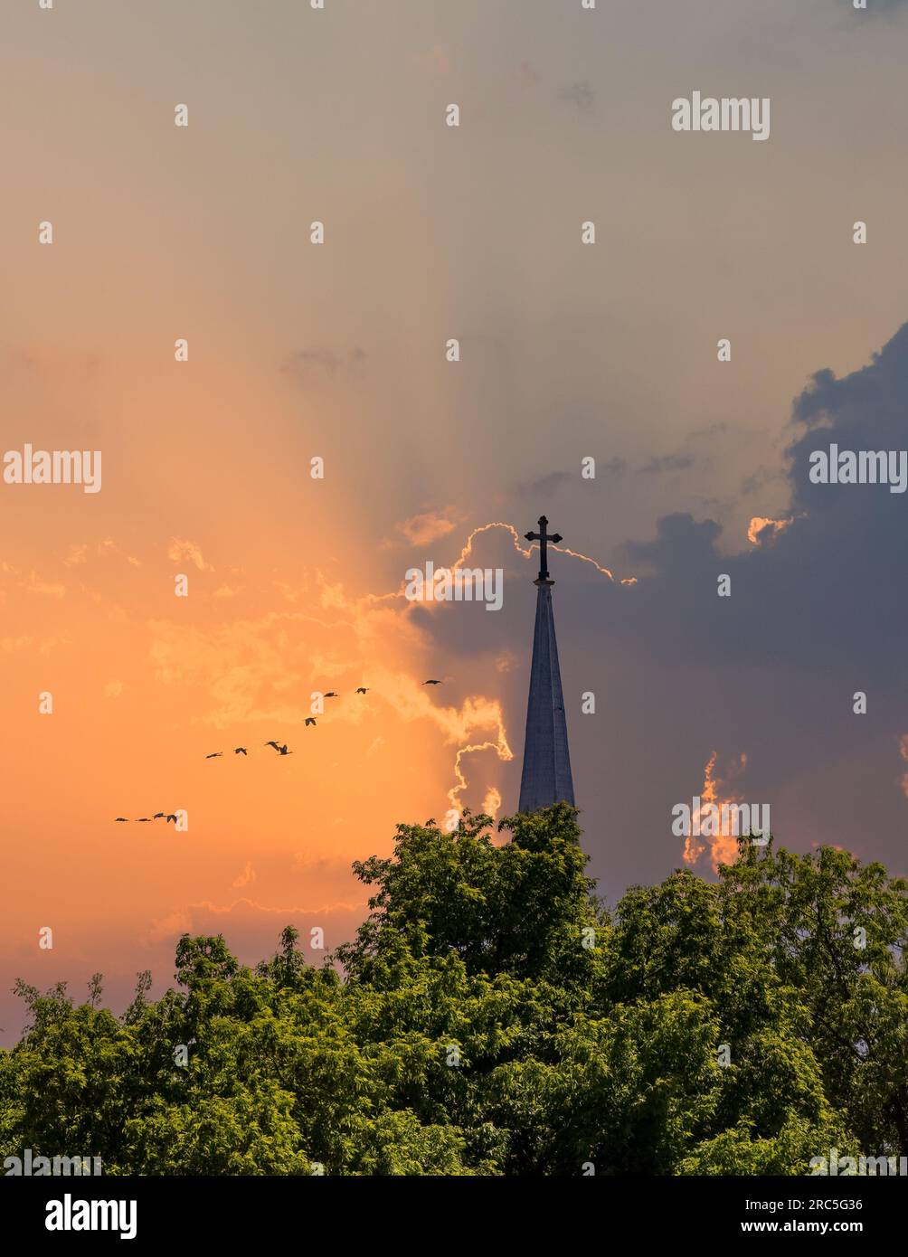 Alto campanile con croce in cima Foto Stock
