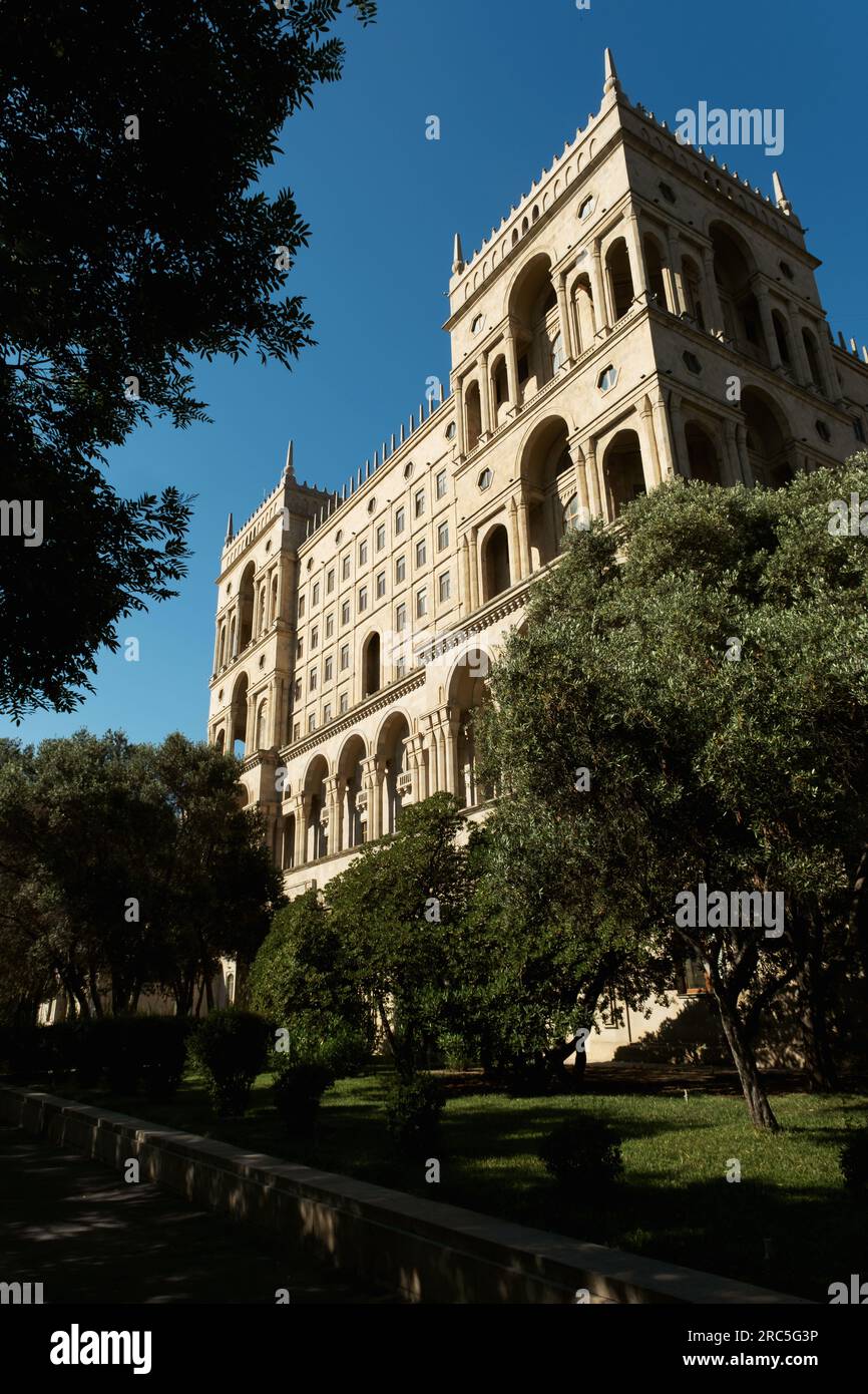 Baku, Azerbaigian - 26 giugno 2023: Una vista mattutina della storica Casa del governo, una notevole attrattiva architettonica Foto Stock