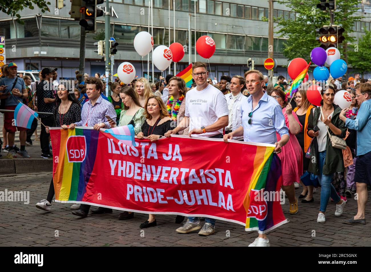 Top Politics of Social Democratic Party con uno striscione SDP alla parata Helsinki Pride 2023 a Helsinki, Finlandia Foto Stock