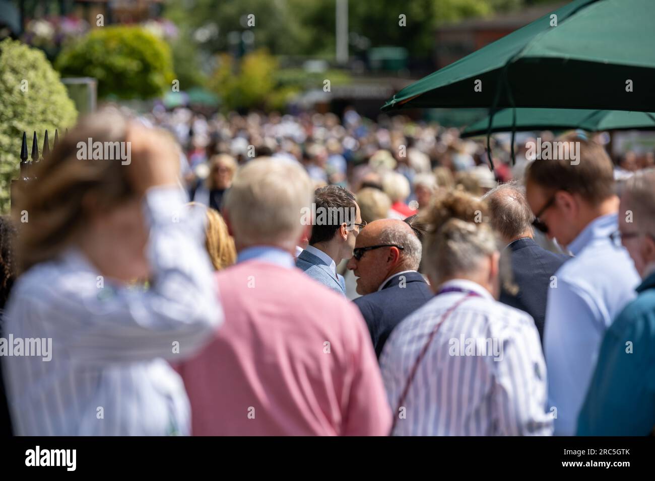 Londra, Regno Unito. 13 luglio 2023. Grandi code in mezzo a una stretta sicurezza all'All England Lawn Tennis Club, Wimbledon durante il tennis. Crediti: Ian Davidson/Alamy Live News Foto Stock