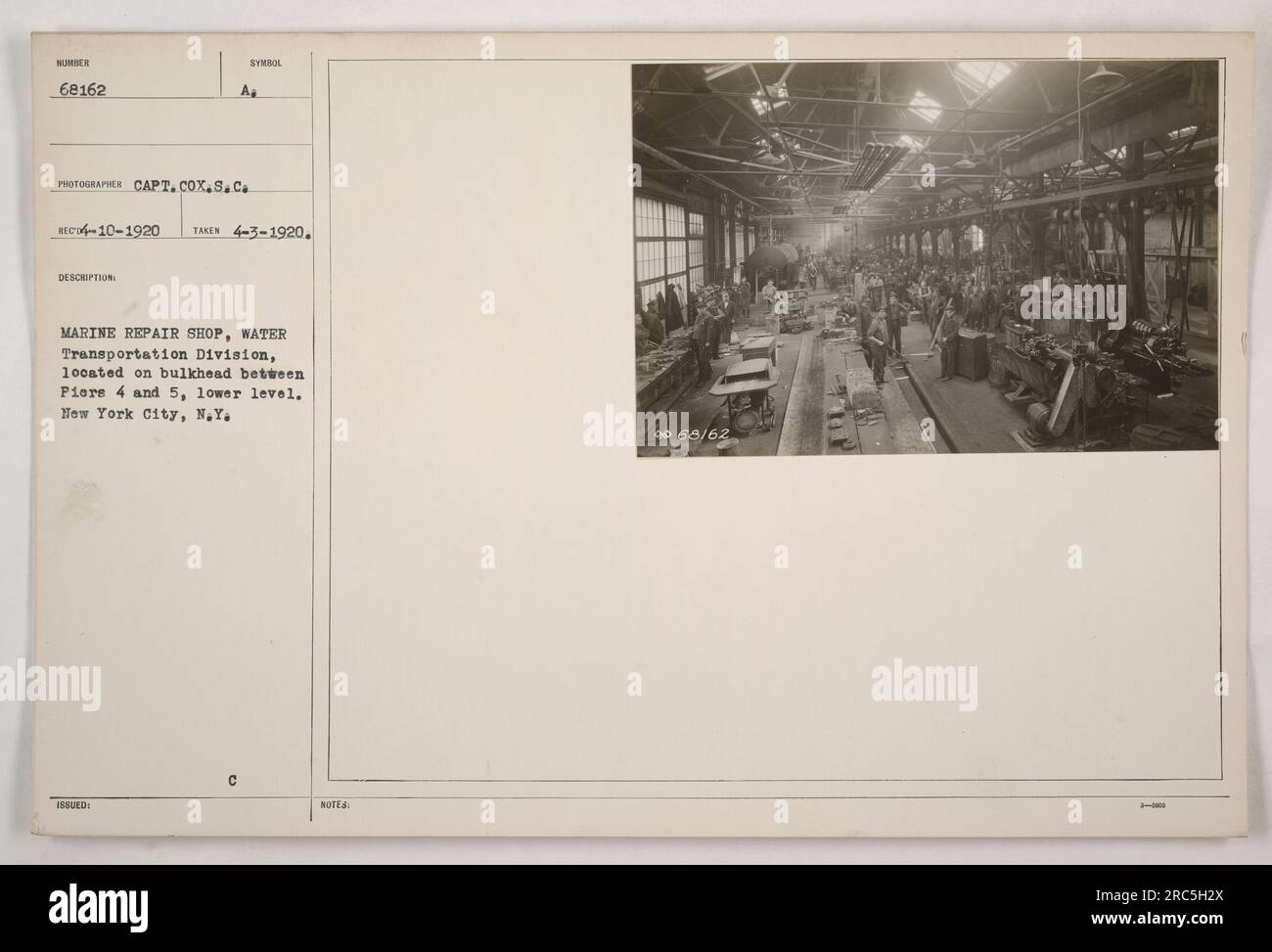 Didascalia: "Marine Repair Shop, Water Transportation Division, situata sulla paratia tra i moli 4 e 5, piano inferiore. Questa foto è stata scattata il 3 aprile 1920 a New York City, New York. Fu catturato dal capitano Cox degli Stati Uniti Marine Corps. Numero di riferimento 68162.» Foto Stock
