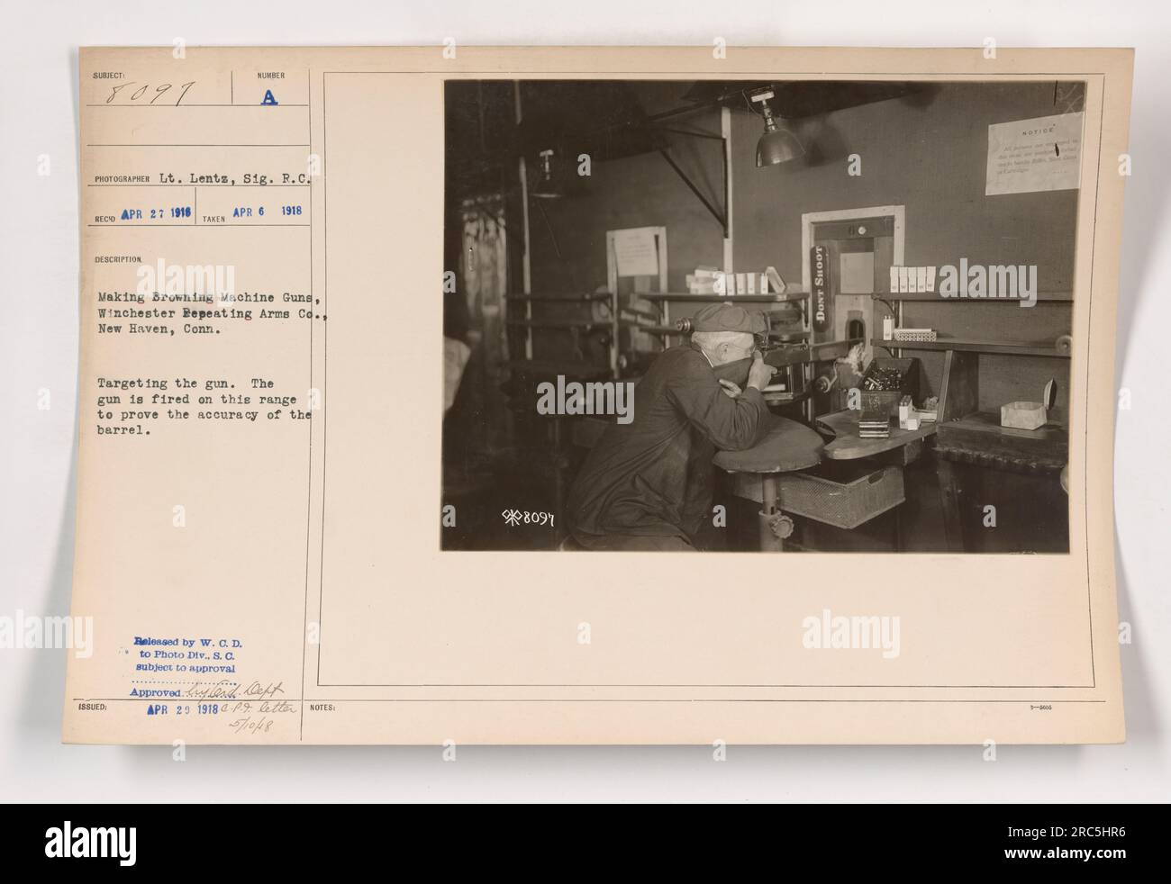 Un lavoratore della Winchester Repeating Arms Co. A New Haven, CT punta una pistola Browning Machine su un poligono di tiro. La pistola è stata testata per verificarne la precisione sparando colpi. Questa foto è stata scattata dal tenente Lents, Sig. R.C. il 6 aprile 1918. Foto Stock