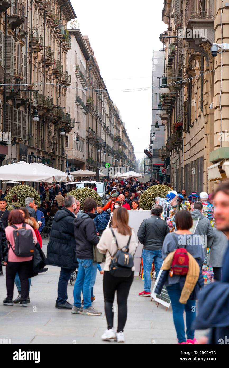 Torino, Italia - 27 marzo 2022: Piazza Castello è una piazza a Torino, Italia. E' fiancheggiato da musei, teatri e caffetterie. Foto Stock