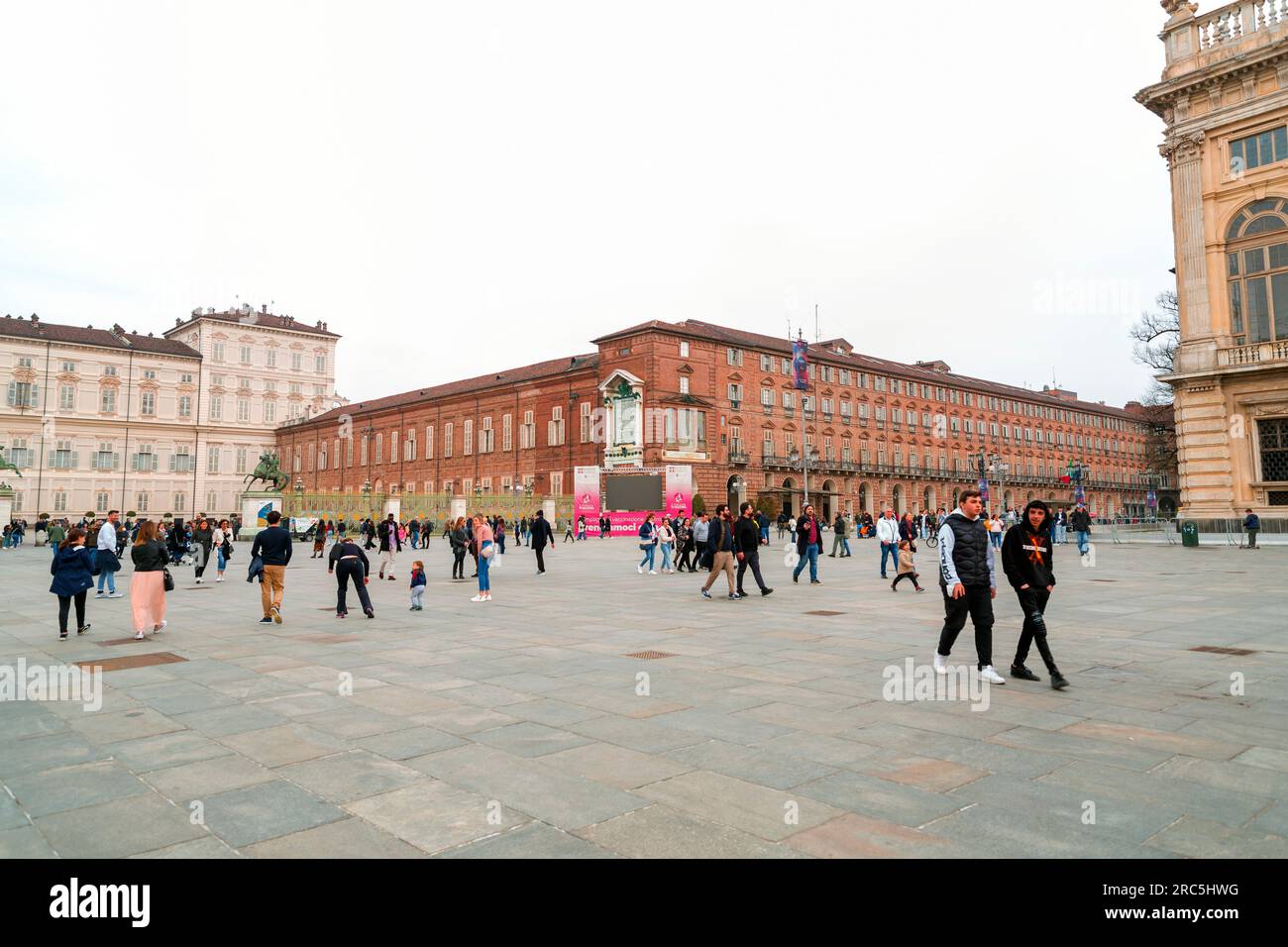 Torino, Italia - 27 marzo 2022: Piazza Castello è una piazza a Torino, Italia. E' fiancheggiato da musei, teatri e caffetterie. Foto Stock